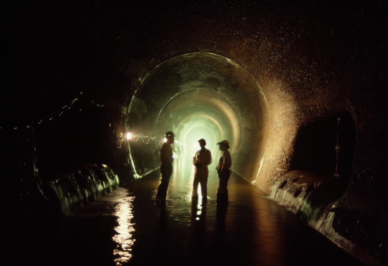 El agua drena desde las esclusas de Miraflores a través de las alcantarillas de 18 pies, fotografía de 1978.