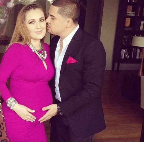 El 29 de noviembre Larry Hernández compartió su felicidad al anunciar que su esposa, Kenia Ontiveros, estaba embarazada por tercera vez.