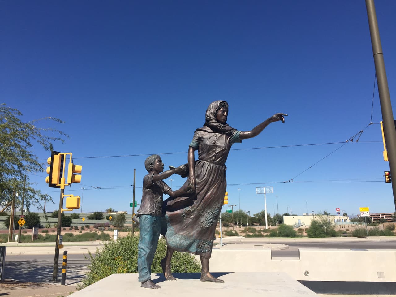 Esta escultura ubicada en el centro de Tucson muestra a una mujer con lágrimas, acompañada de un niño, que le enseña el lugar donde se encontraba un barrio que fue demolido para construir el Centro de Convenciones de Tucson (TCC).