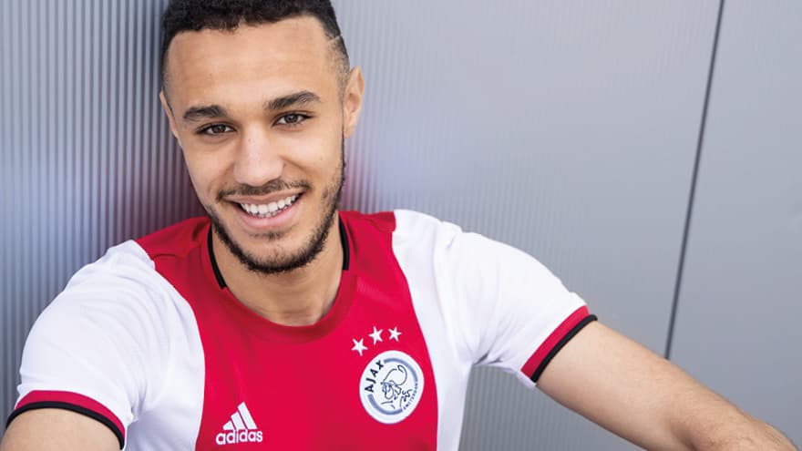 Después de la desolación por la dura eliminación de la Champions League a manos del Tottenham, el Ajax anunció su playera para la siguiente temporada con tintes algo retro. Los detalles negros en cuello y puños regresan, así como las tres franjas de la marca alemana en los laterales del torso y el escudo en fondo blanco.