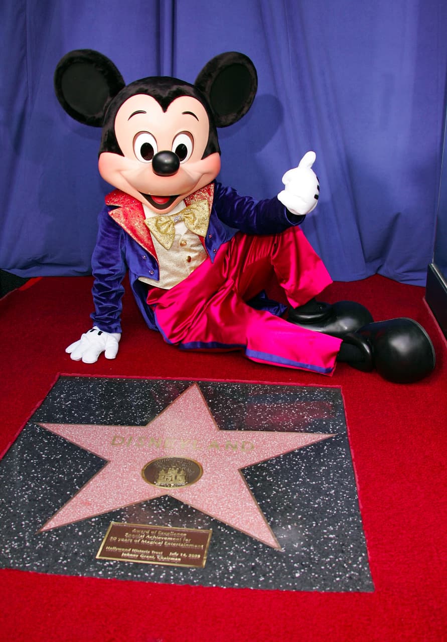 Mickey Mouse ha aparecido en 30 películas, además de ser el primer personaje de de animación en tener una estrella en el Paseo de la fama de Hollywood, reconocimiento que le dieron en 1978.
