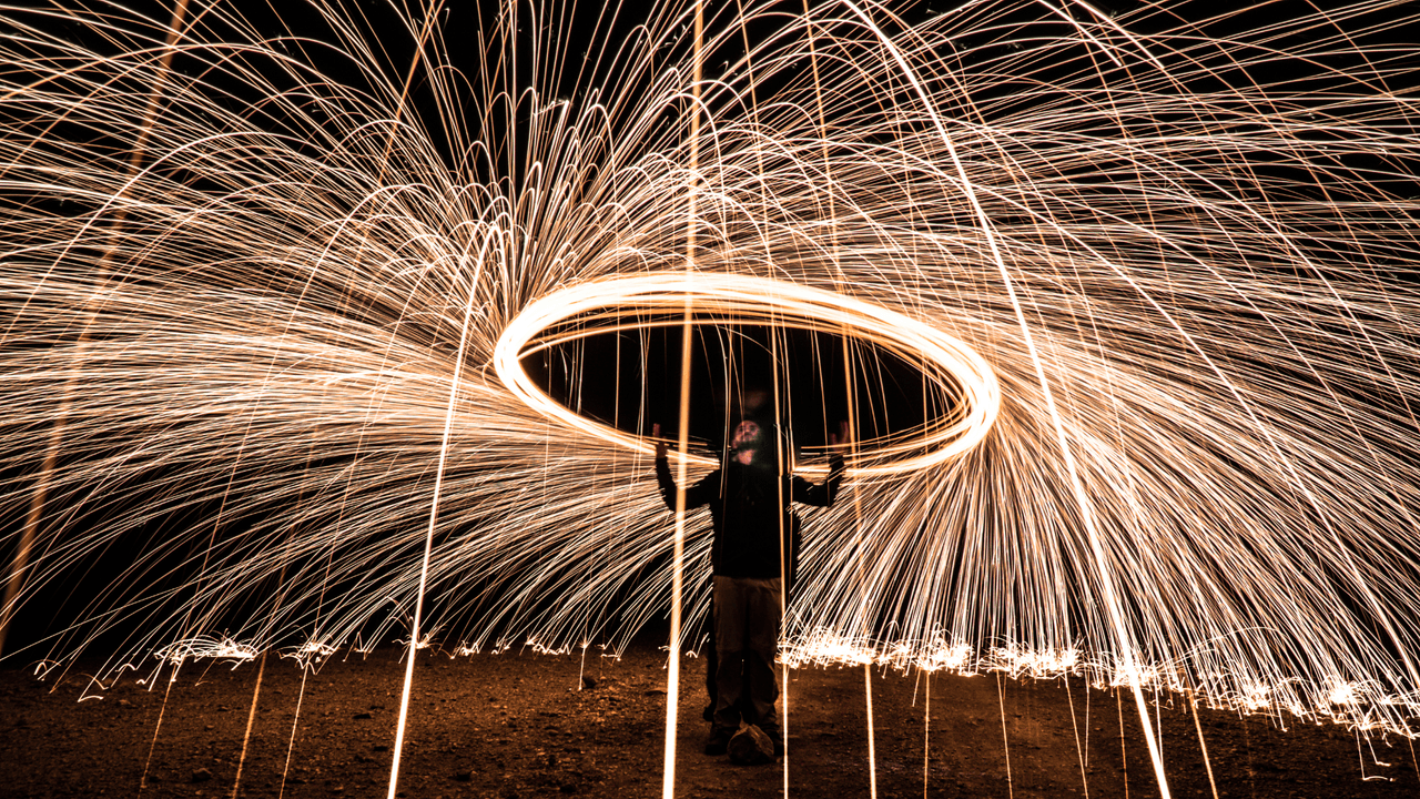 Si enciendes fuegos artificiales por tu cuenta, las autoridades recomiendan 
<b>nunca encenderlos en interiores</b> y 
<b>mantener una distancia segura</b>.
<br>