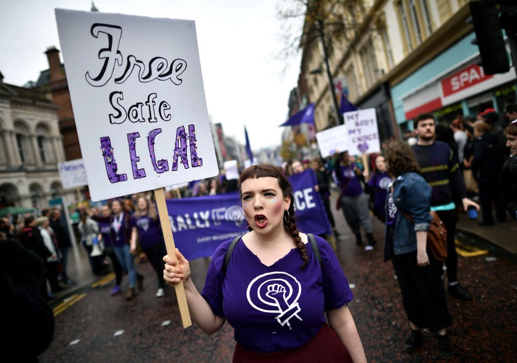 La legislación irlandesa es la más restrictiva de todo el continente europeo: solo si la vida de la madre está en peligro.