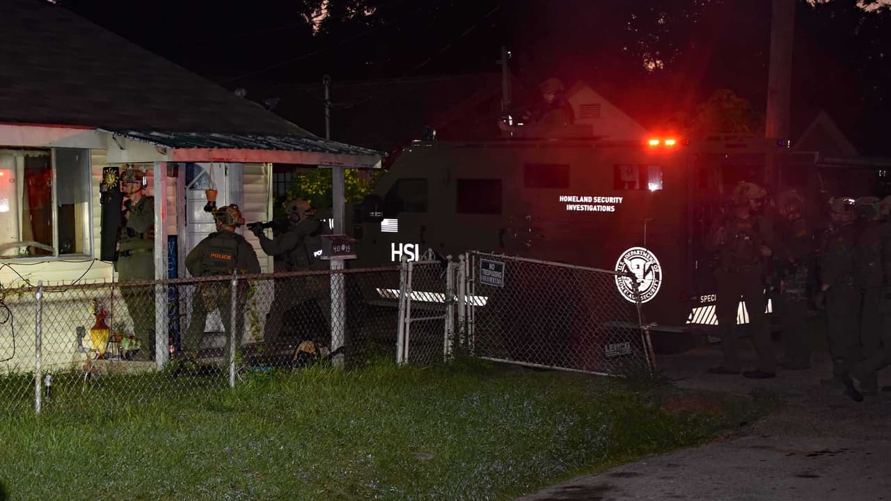 Los otros arrestados fueron: José Martínez, de 19 años; Armando Martínez, de 18; Isaac Castillo, de 21, y Terance Elder, de 20. Todos residentes de Houston.
