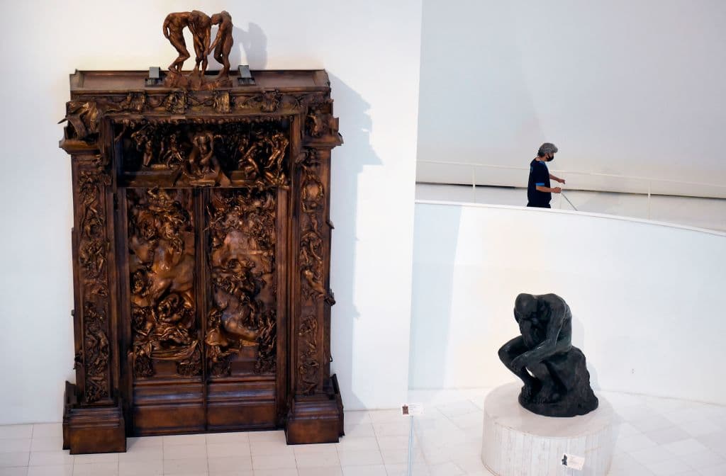 Un imperdible del lugar es 'La puerta del infierno' creada por el artista francés Auguste Rodin y por la escultora Camille Claudel.