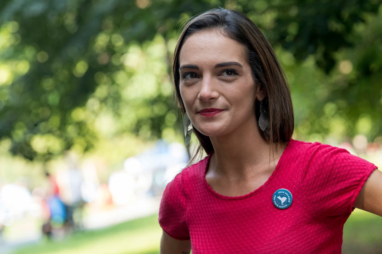 Julia Salazar logró asegurar 
<a href="https://www.univision.com/local/nueva-york-wxtv/elecciones-estados-unidos-2020/senadora-socialdemocrata-julia-salazar-logra-una-facil-victoria-en-su-apuesta-por-la-reeleccion" target="_blank">un segundo mandato en el Senado Estatal de Nueva York,</a> según AP.
<br>
<br>Con el 97.7% de los votos, Salazar venció a su contrincante Daniel Christmann, del New Moderate Party, quien se llevó solo el 2.3% de los votos, según AP.
<br>
<br>La senadora Salazar, de 27 años, siguió el ejemplo de su contemporánea Alexandria Ocasio-Cortez–– quien sorprendió en las primarias demócratas solo meses antes que ella–– desafiando al 
<i>statu quo </i>demócrata de Nueva York.
<br>