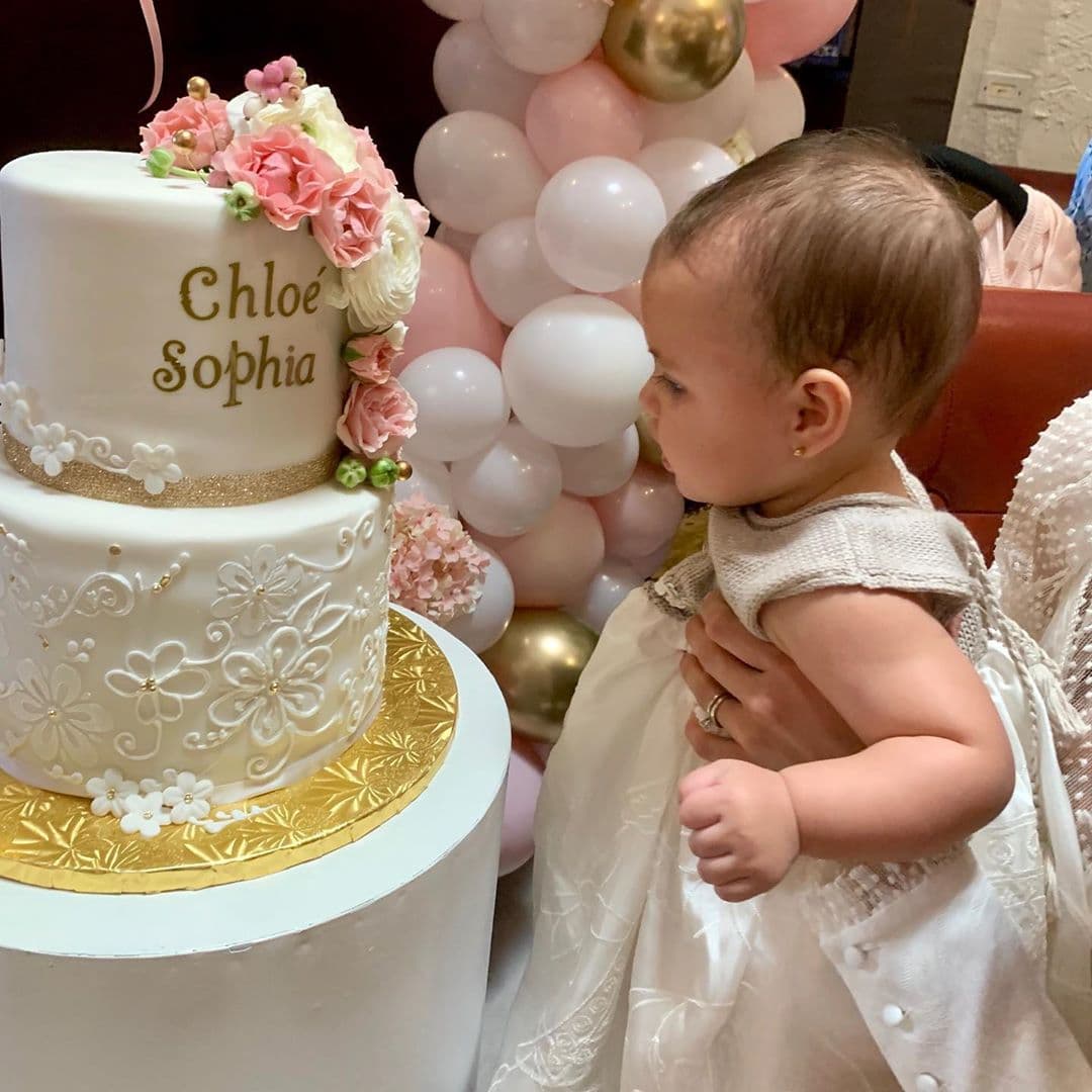 "Oficialmente bautizada mi princesa Chloé Sophia. Una pequeña celebración en familia para agradecerle a Dios por tu bautizo y por la bendición de ser tus padres. Tienes unos padrinos, unos abuelos y unos tíos de oro, mi amor", escribió Carolina al pie de la galería de fotos del evento.
