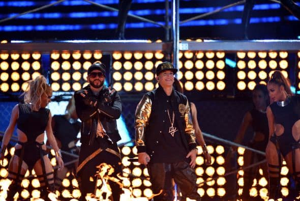 Y vaya que prendieron al público con este número musical en el que unieron sus talentos.