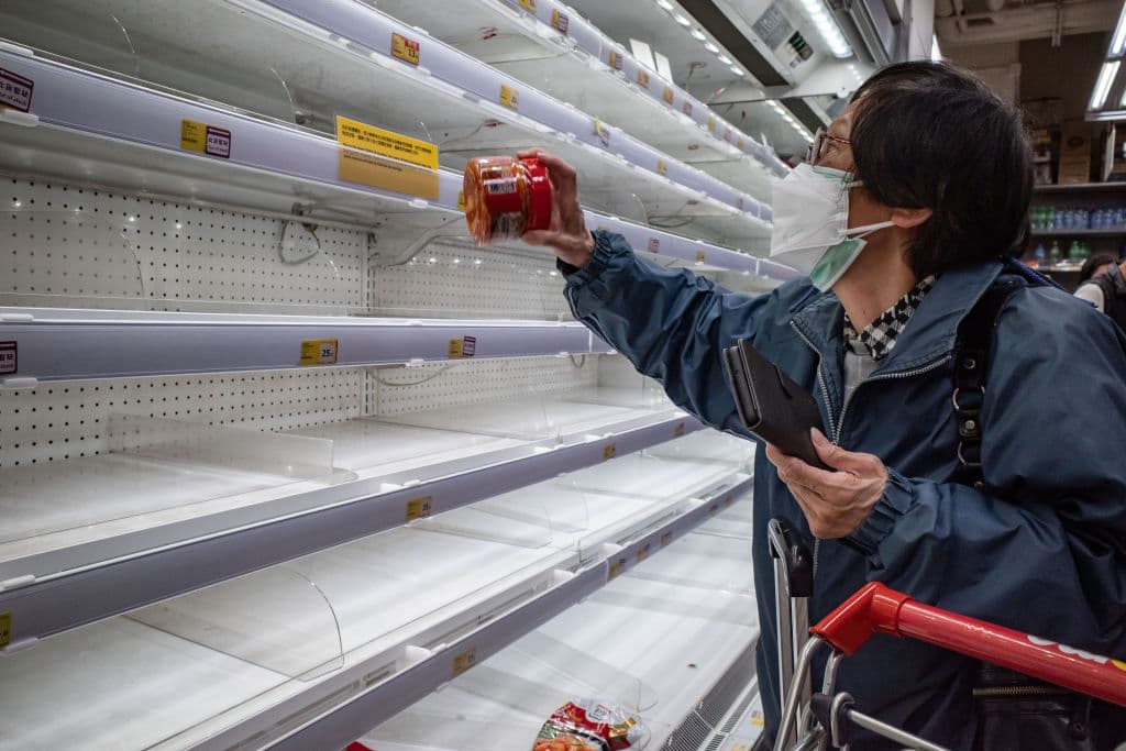 El pánico ante la posibilidad de un cierre completo de la ciudad, 
<b>llevó a sus residentes a vaciar los anaqueles de vegetales, carnes, alimentos no perecederos e incluso de medicinas para la fiebre y el dolor.</b> Los medios en Hong Kong aseguran que algunos incluso han comprado vuelos para salir de la ciudad. La incertidumbre por lo que viene ha generado el mayor éxodo de residentes desde los primeros días de la pandemia en 2020. El diario 
<i>The Washington Post</i> cita datos del Departamento de Inmigración que calculan más de 70,000 partidas durante el último mes.