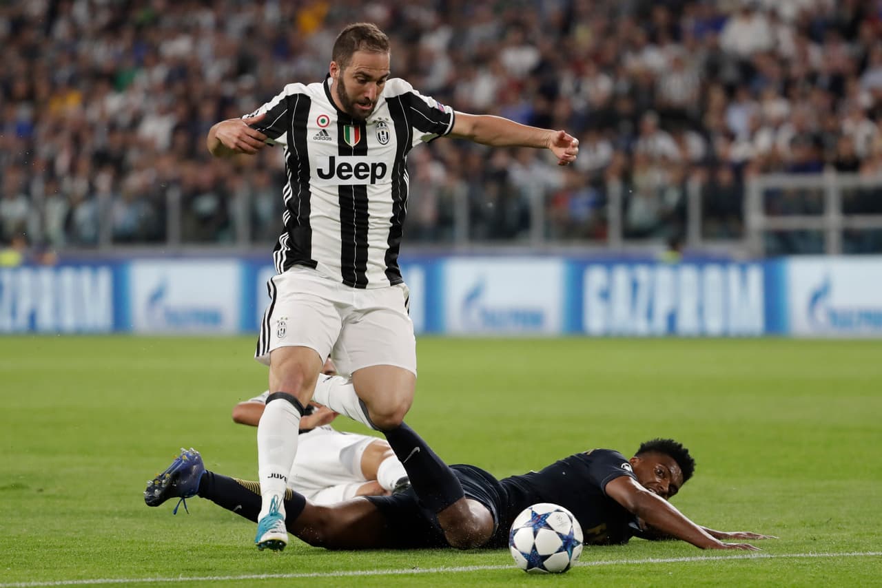 Poco a poco, la 'Vecchia Signora' se fue acercando más al arco de Subasic, quien respondió de la mejor manera, pese a los goles recibidos.