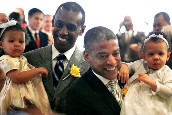 Los votantes de California aprobaron la Proposición 8 en noviembre de 2008, seis meses después de que la Corte Suprema de California legalizara las uniones del mismo sexo, y se calcula que en ese periodo 18,000 parejas homosexuales se dieron el "sí quiero".