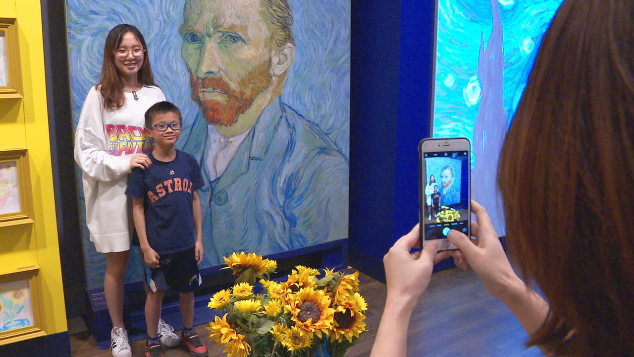 A lo largo de la exhibición hay oportunidades para tomarse fotografías con las piezas de arte del Van Gogh.