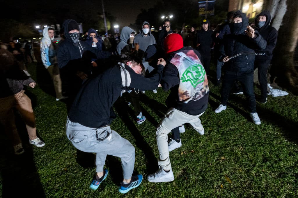 En UCLA, se enfrentaron contramanifestantes e integrantes de la protesta propalestina. (Photo by ETIENNE LAURENT / AFP) (Photo by ETIENNE LAURENT/AFP via Getty Images)