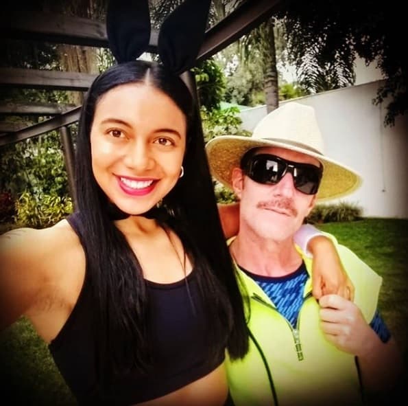 "Está feliz. Él insistía mucho en que nos casáramos y desde el día de la boda le dice '
<b>mamá</b>'
<b> a Prix</b>", aseguró a la revista.