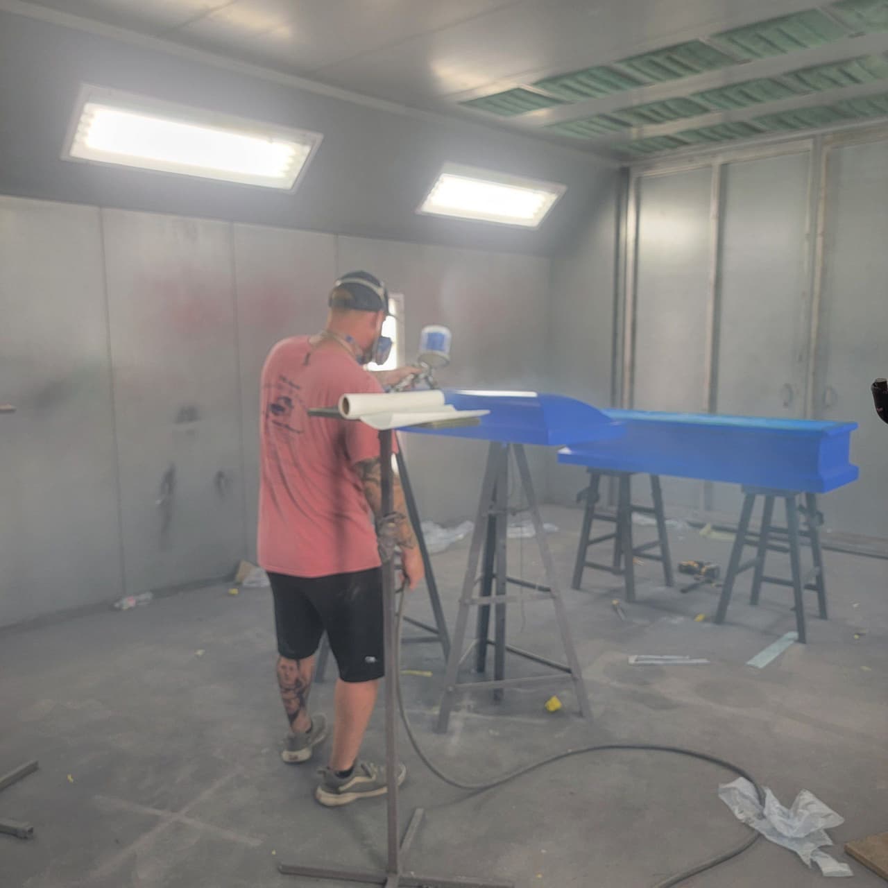 El día del tiroteo, que
<a href="https://www.univision.com/local/san-antonio-kwex/tiroteo-escuela-robb-elementary-uvalde-texas">arrebató 21 vidas</a>, la compañía publicó un mensaje de Facebook donde decía que iban a ayudar a los familiares. "Me pidieron que ayudara con los ataúdes y hablara con las familias. Esto es algo con lo que ninguna familia debería tener que lidiar", dijo el dueño de la empresa, Trey Ganem, en la red social.