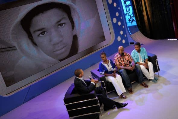 26 de febrero. El vigilante voluntario George Zimmerman da muerte de un tiro al adolescente Trayvon Martin en la ciudad de Sanford, centro de Florida. La muerte enciende el tema racial en Estados Unidos. Zimmerman asegura haber actuado en defensa propia cuando mató al adolescente de la raza afroamericana. Martin, de 17 años, murió cuando regresaba a la casa de la novia de su padre después de comprar dulces y un té helado en una tienda cercana. Zimmerman fue acusado de homicidio en segundo grado.