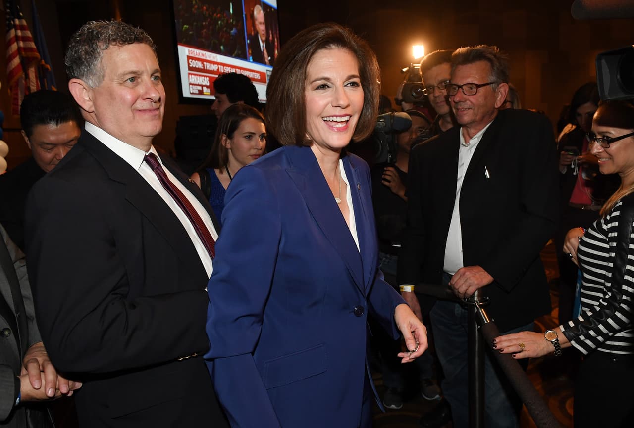 <b>Catherine Cortez Masto y Paul Masto. Ella se convirtió en 2016 en</b> la primera mujer en representar al estado de Nevada en el Senado y la primera hispana elegida para el Senado de EEUU. Su esposo es estadounidense aunque el apellido Masto es de origen italiano según informaron desde su oficina, ella es nacida en Nevada, de origen mexicano.