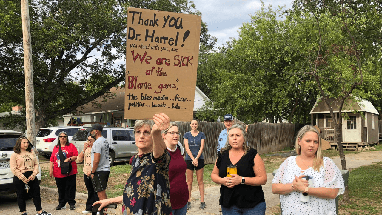 “¡Gracias, Dr. Harrel! Estamos con usted y estamos enfermos del ‘juego de echar culpas’, los medios sesgados, el miedo, la política, las demandas, el odio”, dice el letrero que sostuvo una mujer.