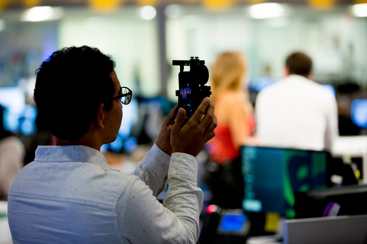 Sergio Peralta, periodista de redes sociales de Univision Noticias, lleva la cámara que hace la transmisión en directo para Periscope.