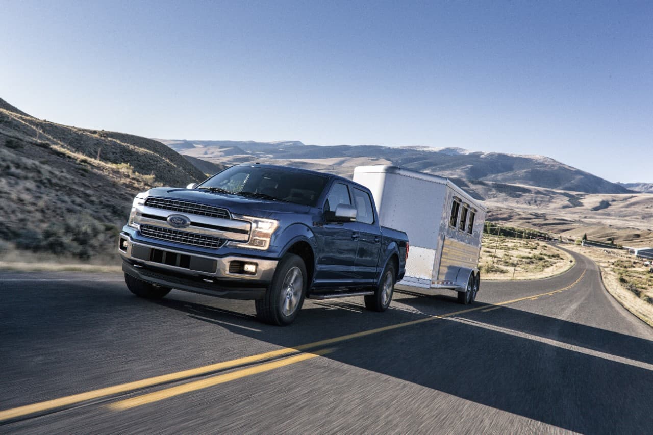 La F-150 cuenta con innovaciones en su interior como un punto propio de WiFi para ayudar a la conectividad del usuario. En cuanto a lo motriz, estrena un V6 3.3 litros de 232 caballos de fuerza, junto al EcoBoost de 2.7 litros, un V8 de 5.0 litros y un nuevo 3.0 litros diesel.