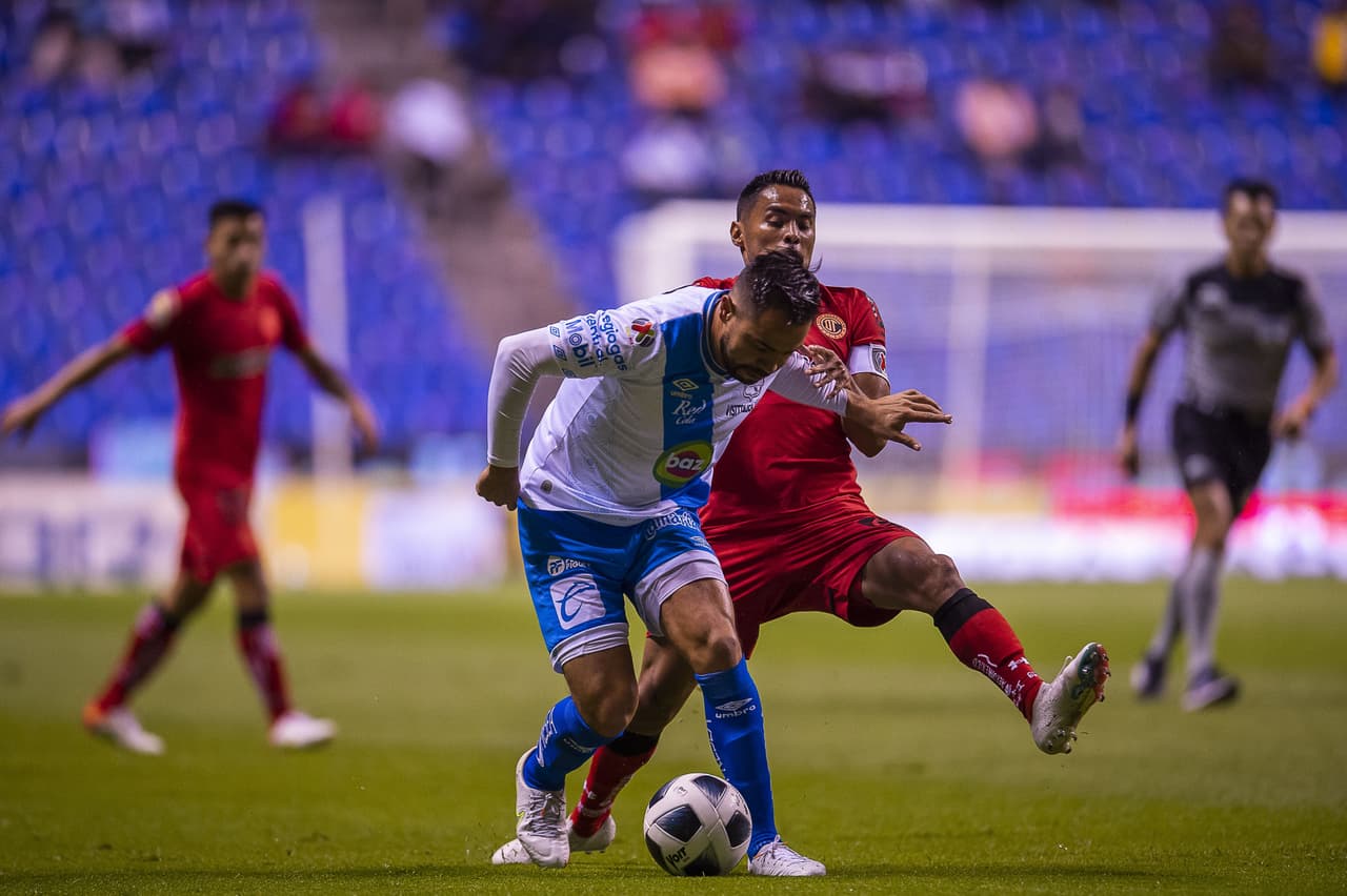 Desde los once pasos, Christian Tabó no perdona y anota el único tanto del encuentro dándole la victoria a Puebla 1-0 sobre Toluca.