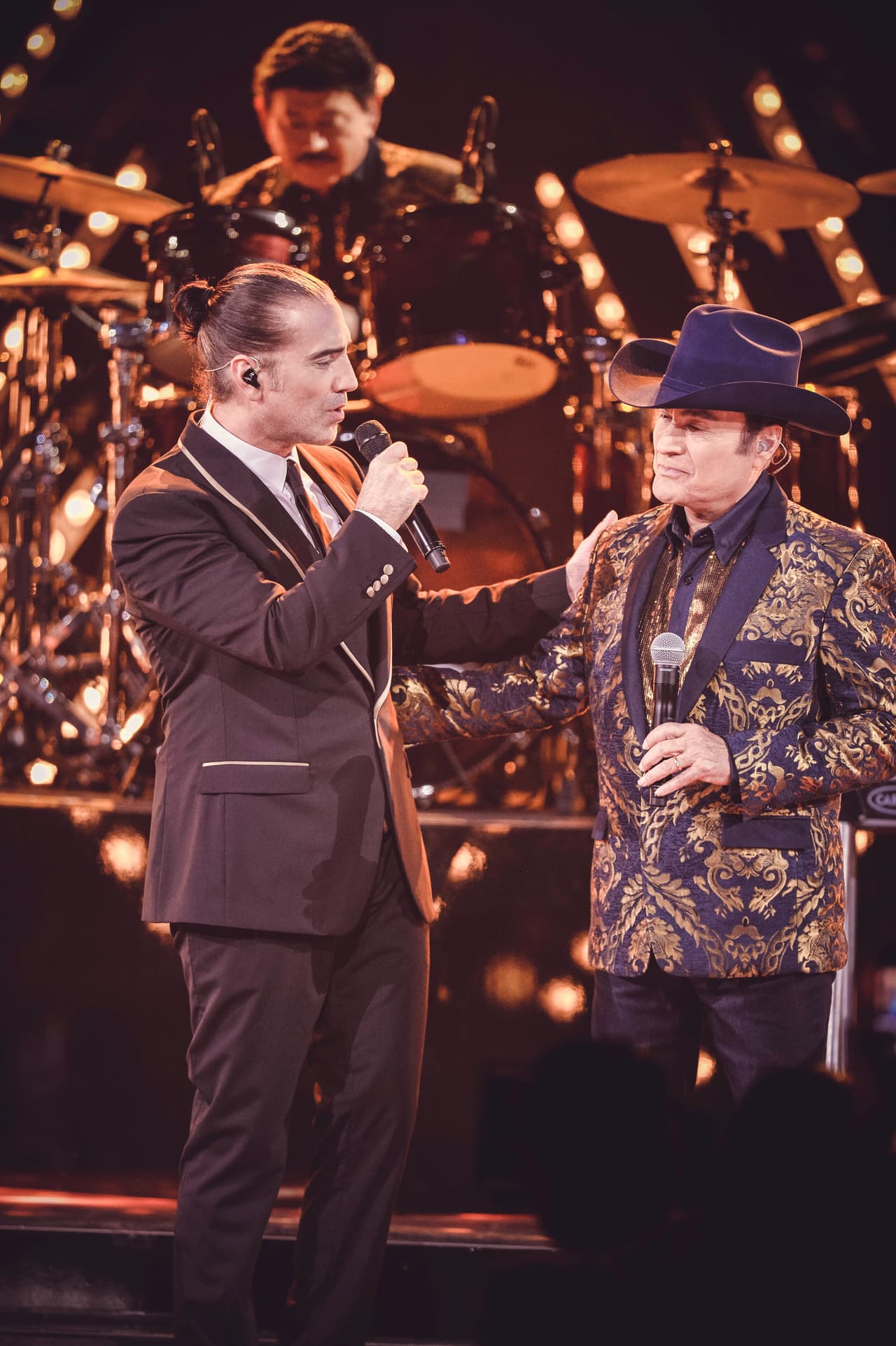 Bajo el hashtag, #QueSeArme, los Tigres le preguntaban a Alejandro que para cuándo iban a cantar juntos.