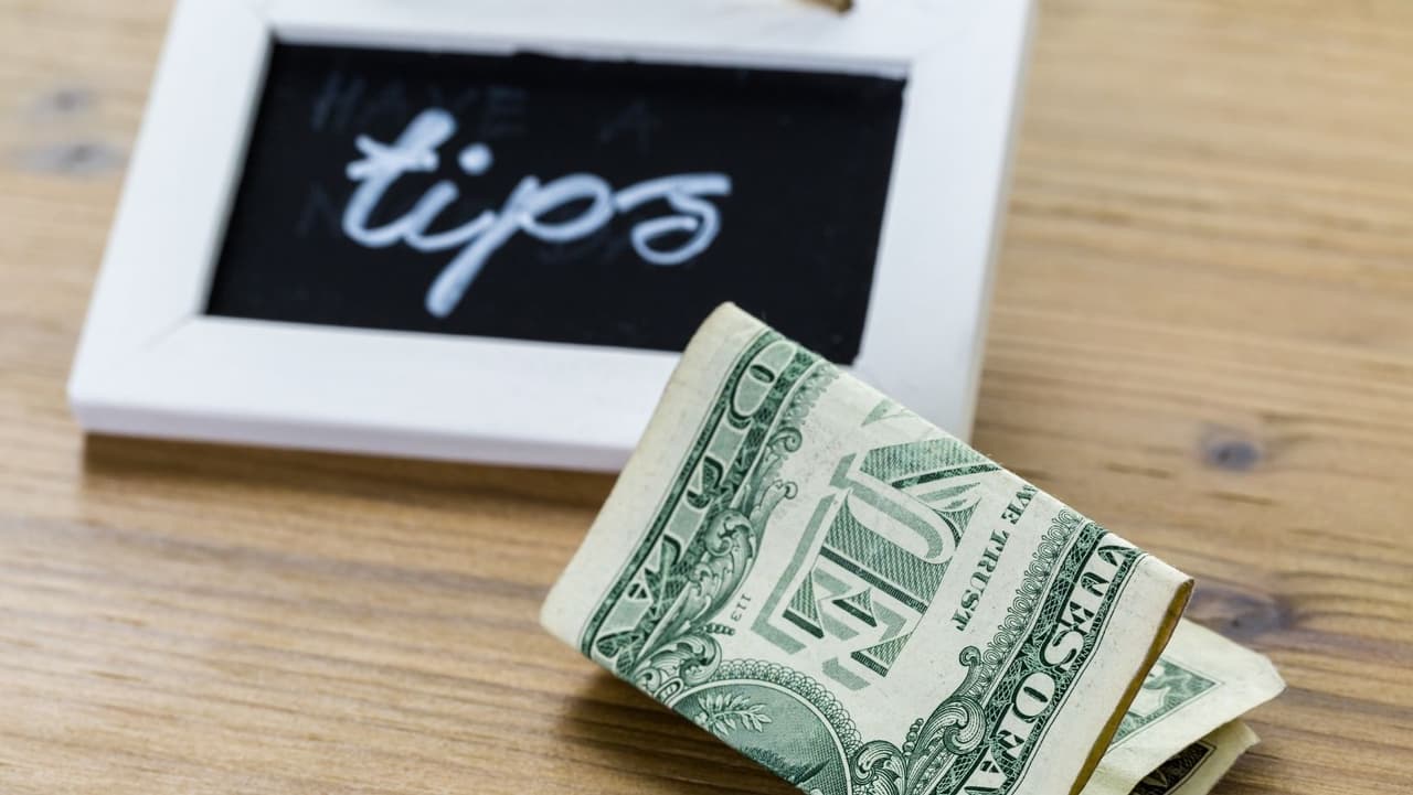 Un empleador 
<b>no puede usar las propinas de un trabajador</b> como crédito para su obligación de pagar el salario mínimo, según el DIR.