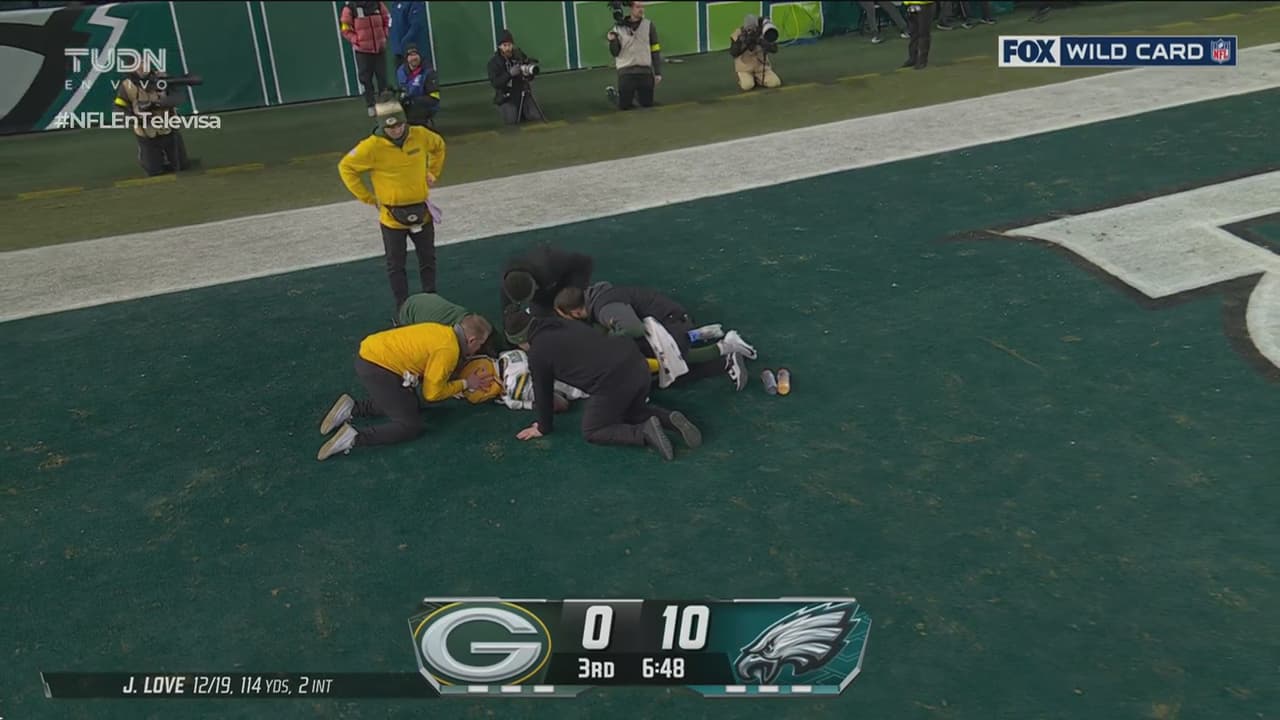 Jugador de Packers sufre conmoción y se detiene el juego