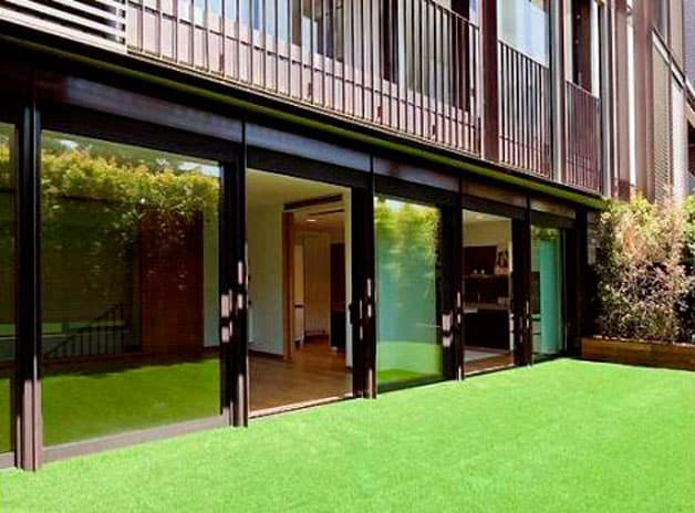 Como era de esperarse cuenta con varios metros de áreas verdes y está ubicada en una de las zonas más exclusivas de Barcelona. Pero esta casita no es el único lujito del argentino, ya que además, es fanático de los coches.