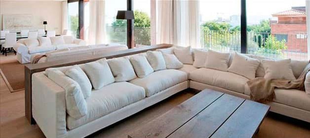 Su esposa fue la encargada de diseñar los interiores, pero el exterior es lo que sorprende, ya que se trata de un inmueble que tiene la forma de un balón; no, no vive en una esfera, se trata de un exterior circular.