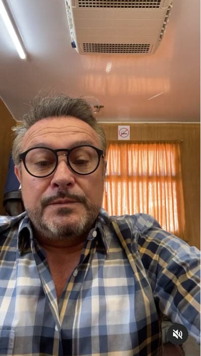 "Nos sentamos en sillas, nos presentamos y comentamos lo que nos está pasando; se platica sobre ese tema y todos comenzamos a aprender y recibir enseñanzas".
<br>