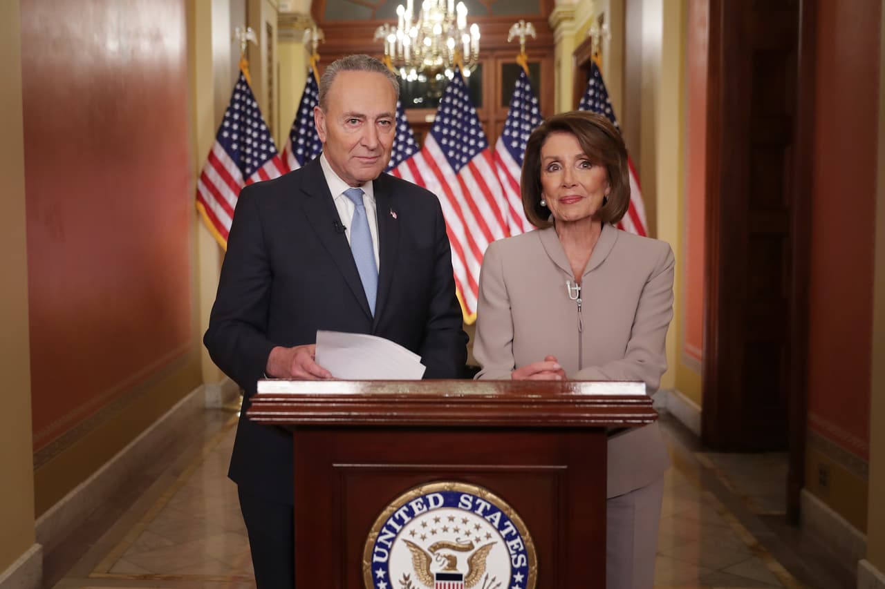 <b>La respuesta demócrata. </b>Chuck Schumer, líder de la minoría en el Senado y Nancy Pelosi, presidenta de la Cámara de Representantes, hablaron también a la nación minutos después del mensaje de Trump. Reiteraron la posición de su partido que propone abrir el gobierno para seguir negociando los requerimientos de seguridad del presidente. 8 de enero de 2019.