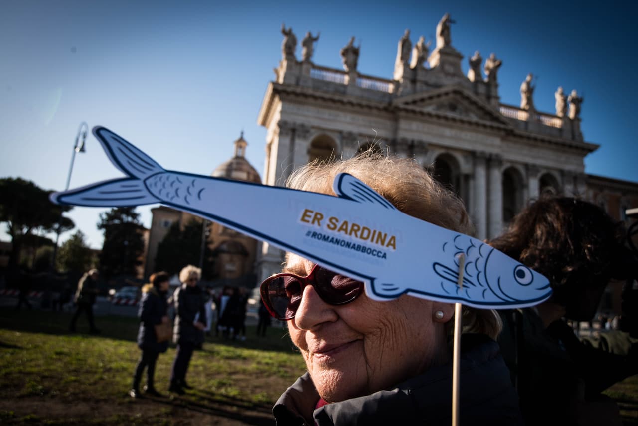 Pese a la crítica de Garrefa al papel de las redes sociales, el éxito del movimiento de las sardinas radica en lo rápido que se esparció en sitios como Facebook e Instagram, a través de los que se hacen las convocatorias a las concentraciones.