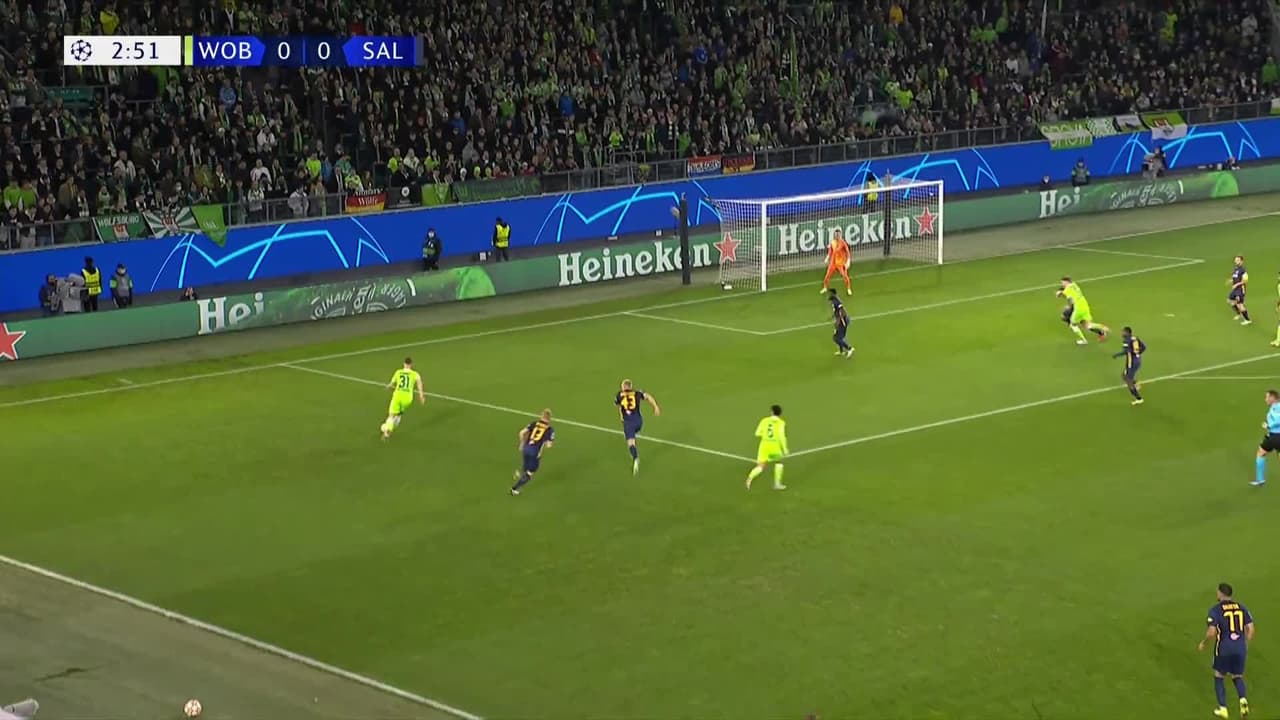 ¡GOL!  anota para VfL Wolfsburg. Ridle Baku