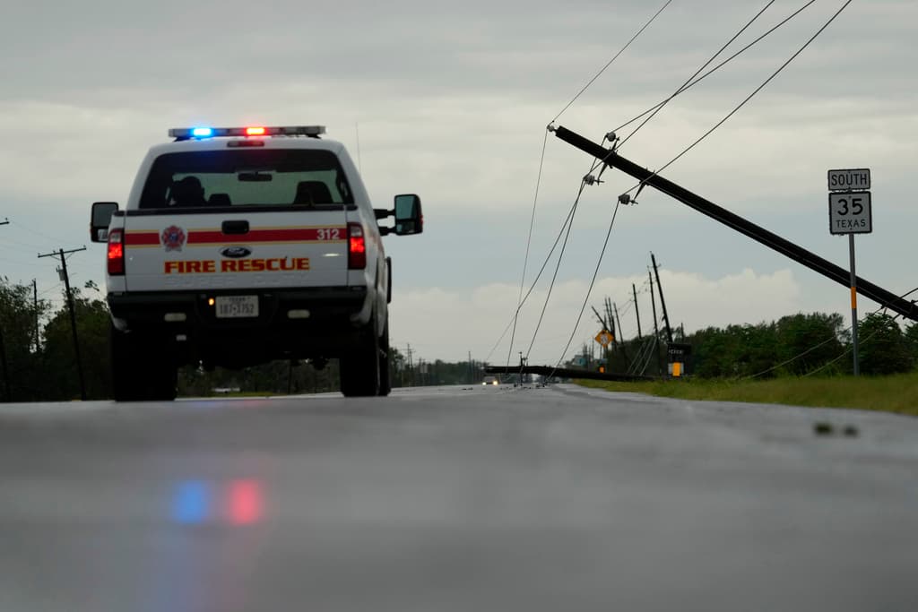 Desde temprano se reportó la caída de varias líneas de electricidad en una autopista en cerca de Palacios, Texas.