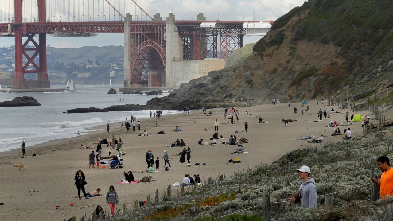 El regaño del gobernador a los miles de jóvenes que llenaron el fin de semana las playas de California
