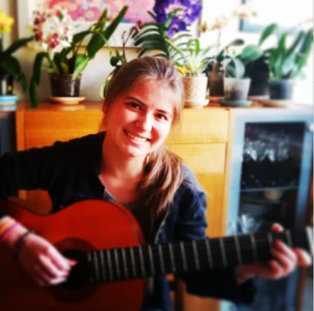 Su guitarra es su mejor amiga.