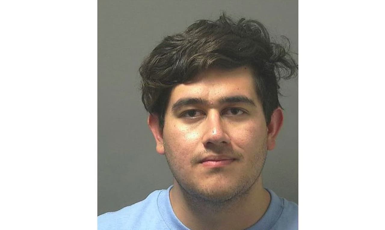 Arrestan a maestro de Hanford por tener material pornográfico infantil
