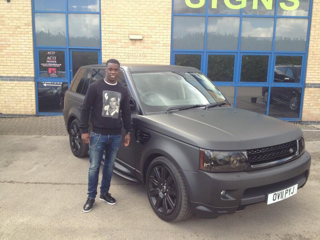 La respuesta del jugador, quien tiene en su haber camionetas 
<b><a href="https://www.univision.com/noticias/land-rover" target="_blank">Land Rover</a> </b>como ésta y un
<b> <a href="https://www.univision.com/noticias/bmw/historia-visual-del-bmw-i8-fotos#f737026e0000" target="_blank">BMW i8</a> </b>los cuales ha mandado a pintar en negro mate, no mostró ninguna preocupación pues señaló que en casa contaba con tres autos más para usar.