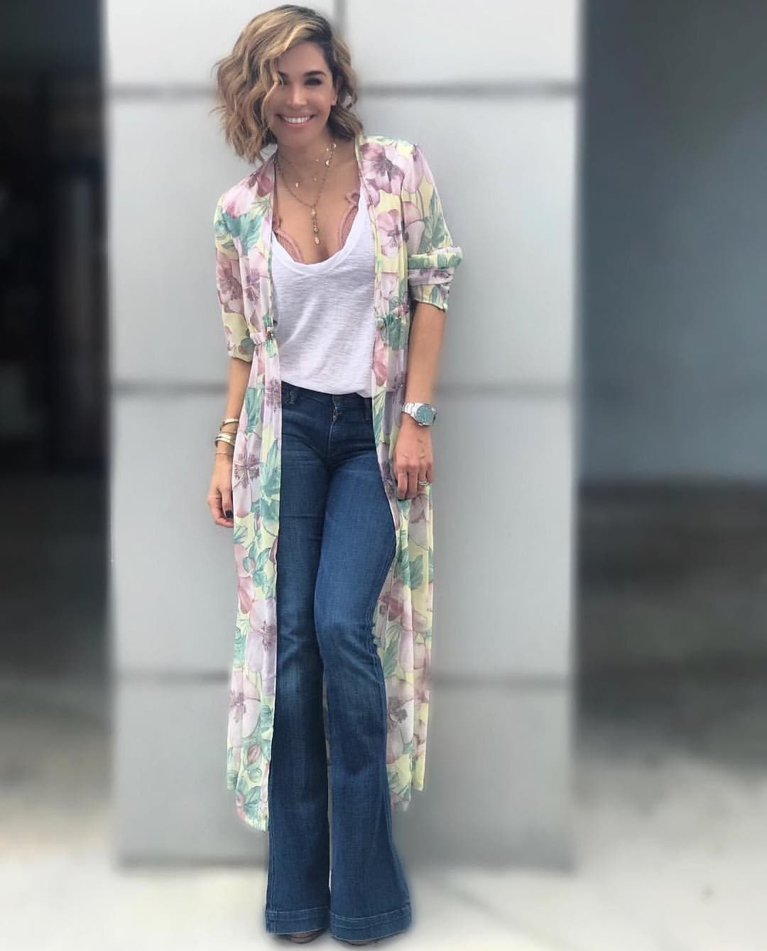 Las túnicas estampadas o kimonos se adaptan al estilo 'boho chic' con el que Karla Martínez luce cómoda y en tendencia.