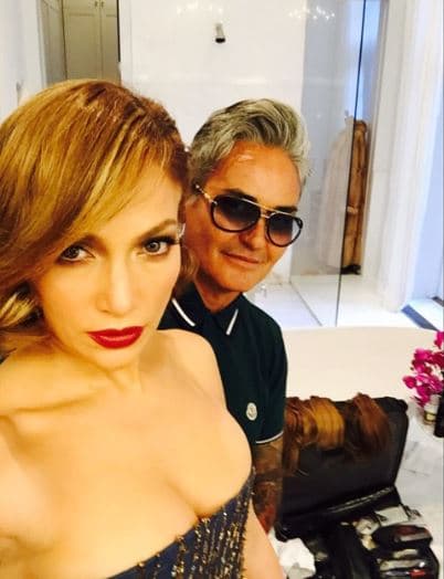 "[...] Los siguientes 10 años los pasaría con Oribe a mi lado, en cada momento de vigilia y de trabajo. Nos enamoramos uno del otro, viajamos por todo el mundo juntos y junto con Scott Barnes, me ayudó a florecer en (el disco) 'J.Lo' [...]", refirió la exesposa de Marc Anthony.