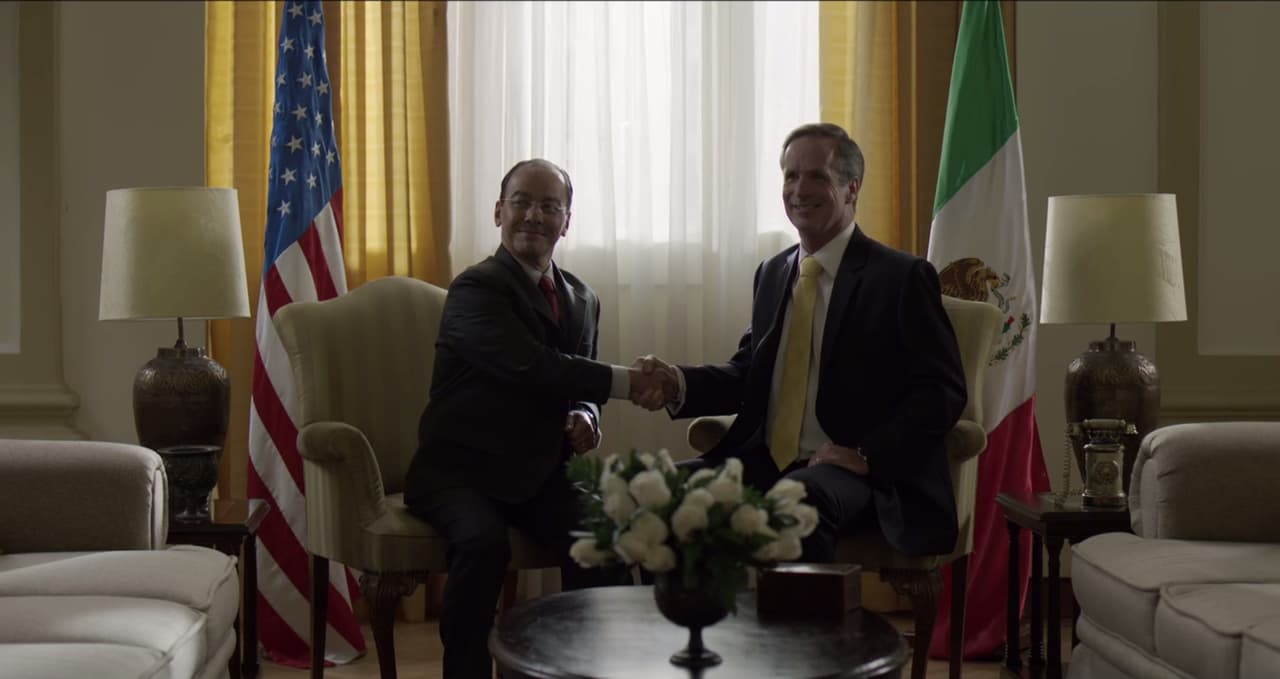 Una de las primeras acciones de Felipe Alarcón fue reunirse con el presidente de EEUU a quien le prometió combatir el narcotráfico. Además, le pidió su apoyo con armas y tecnología de última generación para hacerle frente.