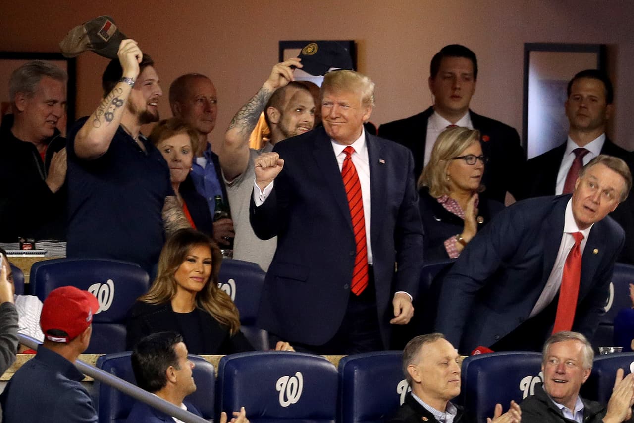 Trump sonrió ante lo sucedido y disfrutó del partido en uno de los palcos del estadio.