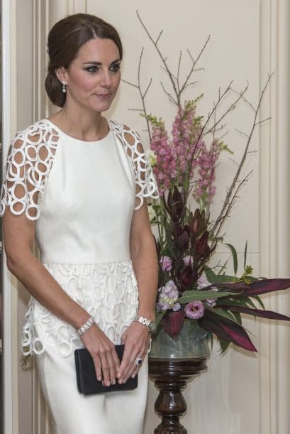 La duquesa de Cambridge nos sorprendió con su elección de vestuario para su visita en la Casa de Gobierno de Canberra, Australia. Pero no crean que enseñó piel de más, para nada. Kate simplemente eligió un diseño más arriesgado de lo que acostumbra. Lució hermosa en un vestido blanco de la diseñadora Lela Rose. Más videos de Chismes aquí.