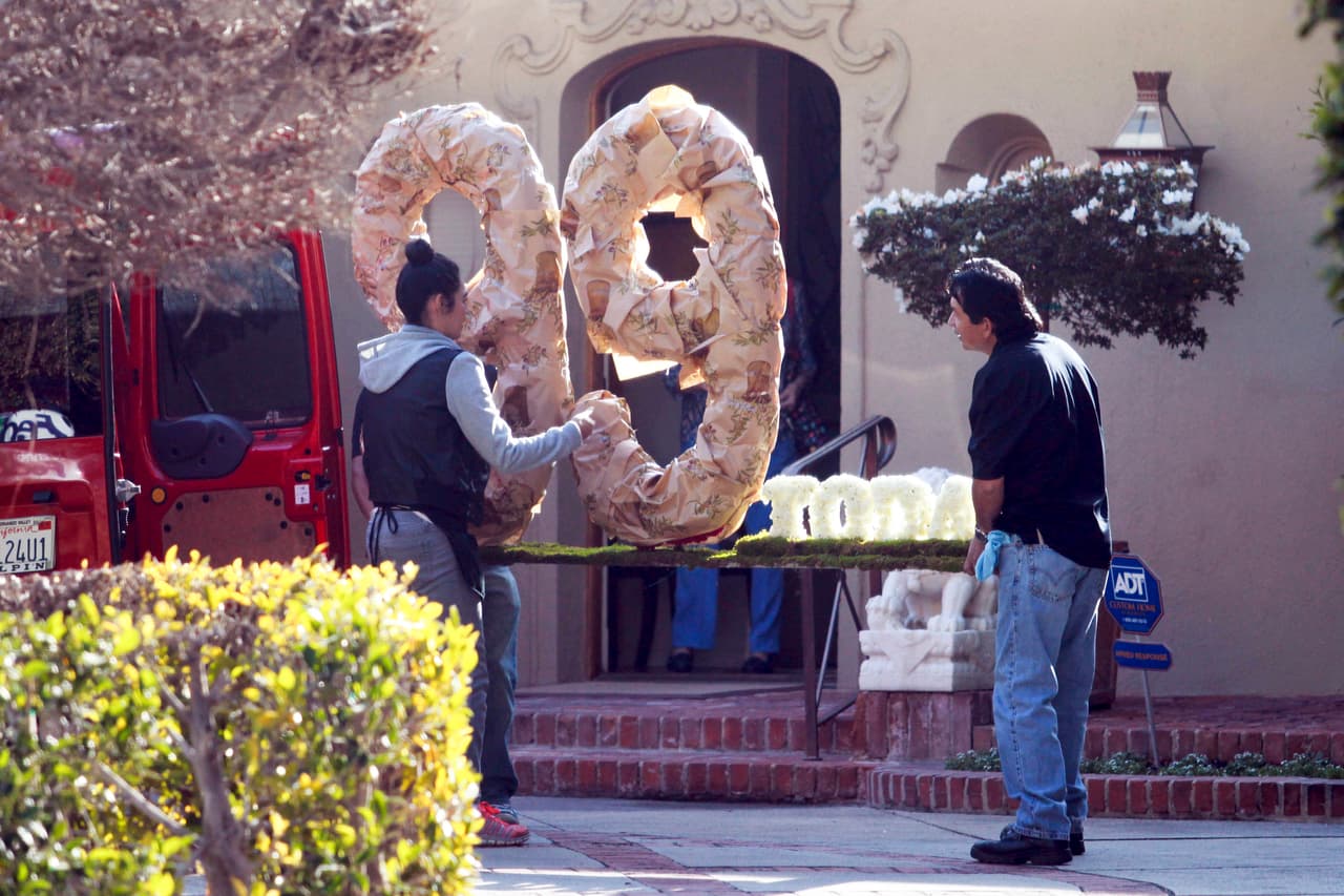 ¿Y qué tal este adorno gigantesco señalando los 99 años?