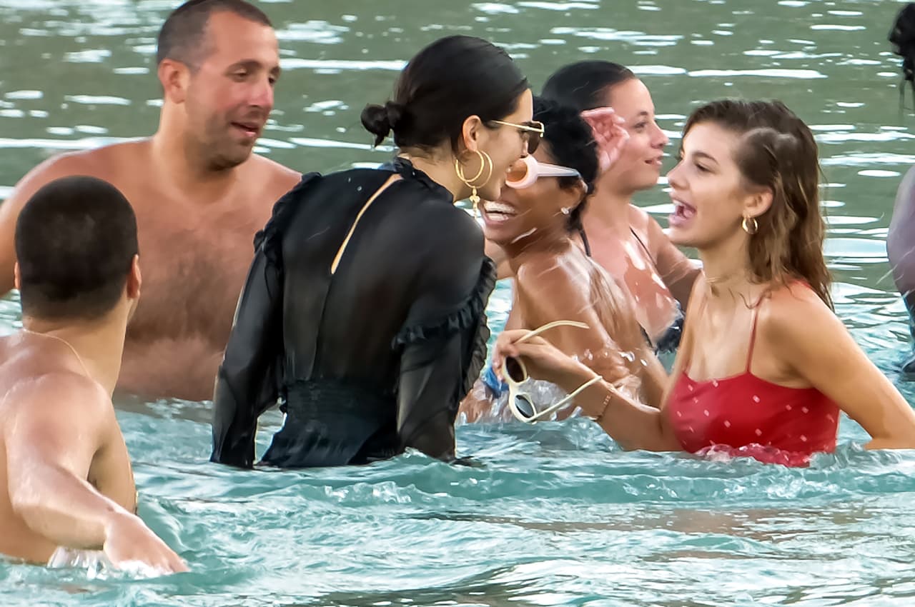 El clima en Mykonos, Grecia, está este verano por encima de los 80 grados farenheit. Sin embargo, Kendall Jenner se metió al mar con un vestido negro, largo y con los brazos cubiertos junto a su amiga su Bella Hadid.
