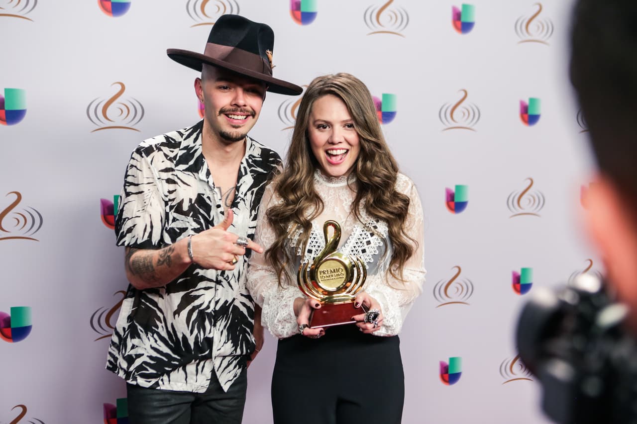 Así posaron en el detrás de cámaras para nuestras cámaras. ¡Míralos!