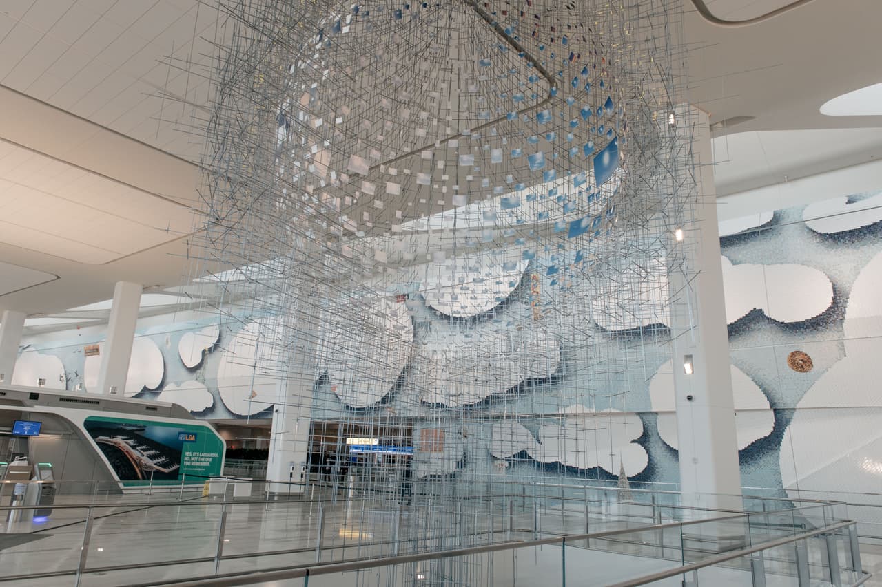 La terminal tiene 840,000 pies cuadrados y cuatro pisos. Es el doble de grande que la antigua terminal.