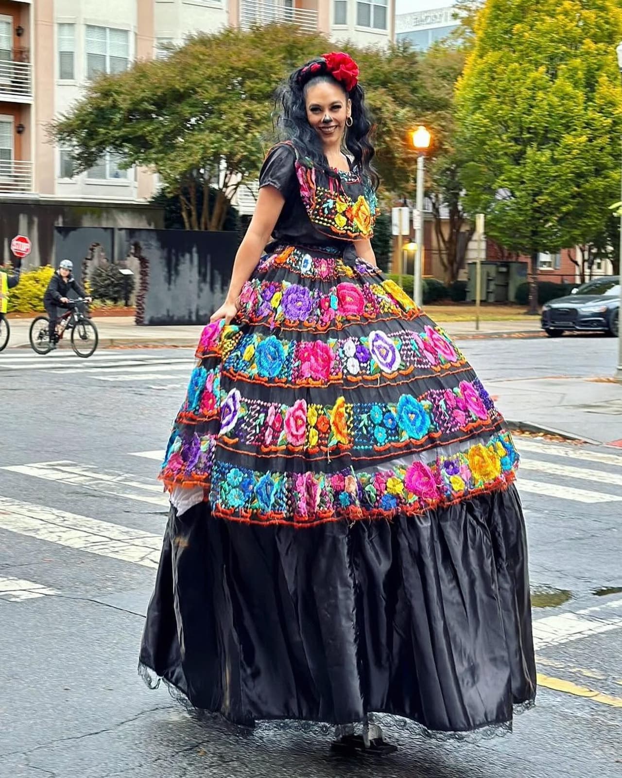 <b>Evento</b>: Haints and Saints/Day of the Dead Parade
<br>
<b>Fecha</b>: 29 de octubre
<br>
<b>Lugar</b>: 
<a href="https://maps.app.goo.gl/PQ1Y6mz3xw1fpuh37">Decatur Cemetery. 299 Bell Street. Decatur, GA. 30030</a>
<br>
<b>Sitio web</b>: 
<a href="https://www.visitdecaturgeorgia.com/visit/page/decatur-events?imgoing-event=haints-and-saints-day-of-the-dead-parade-63da90ef5588da555b844bdb">https://www.visitdecaturgeorgia.com/visit/page/decatur-events?imgoing-event=haints-and-saints-day-of-the-dead-parade-63da90ef5588da555b844bdb</a> 
<br>
<br>El popular desfile temático de Halloween de Decatur, Haints and Saints, está de regreso con un toque del Día de los Muertos. Ponte tus mejores disfraces, reúne a tus amigos, familiares o compañeros de trabajo para formar un grupo de marcha, crea una carroza o únete en tu auto clásico.