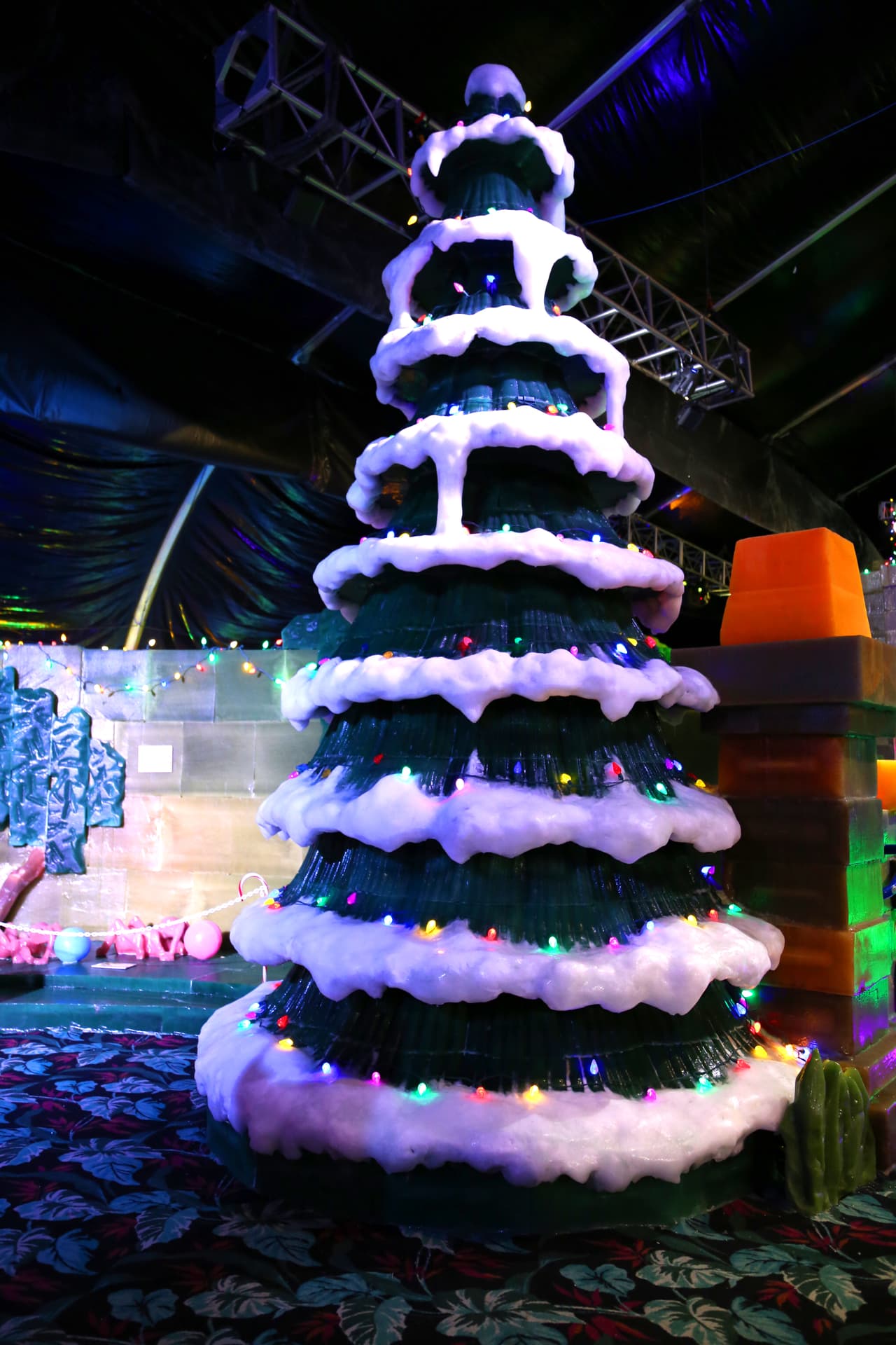 Qué pino! Las criaturas de la selva tropical dejaron espacio para las tradicionales figuras navideñas de los estadounidense.